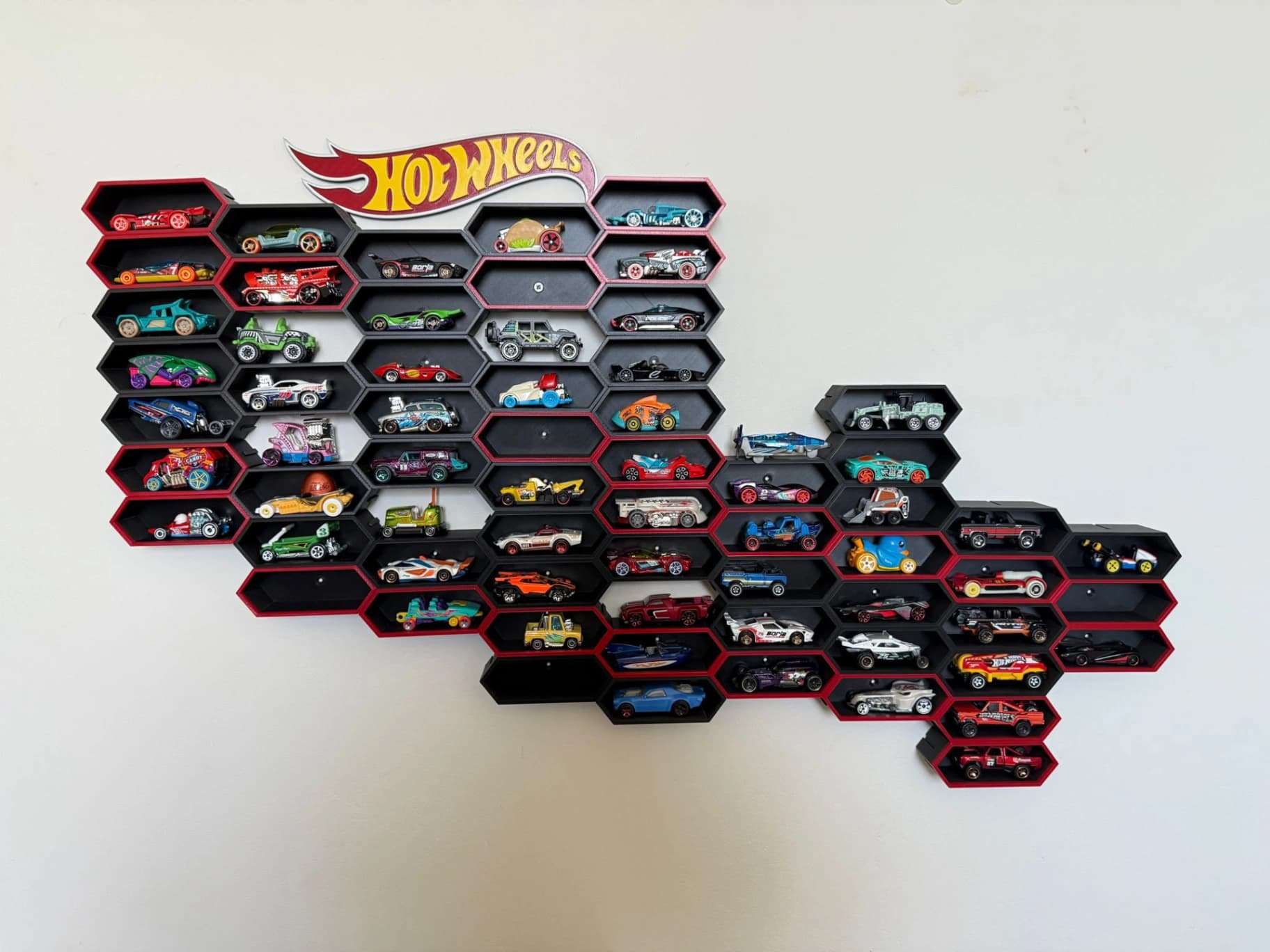 3D tištěná nástěnná garáž Hot Wheels – modulární sběratelská vitrína